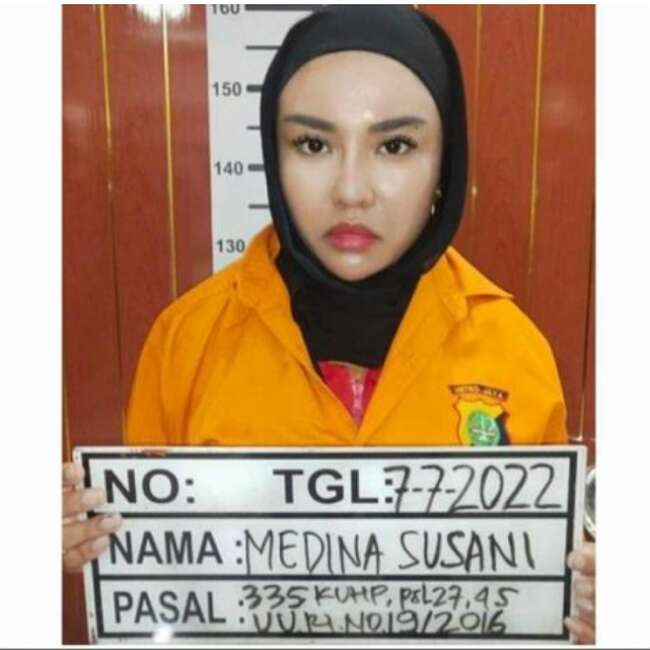 Lihat Nih, Pose Tersangka Medina Zein: Pasien Bipolar yang Ternyata Sehat-sehat Saja