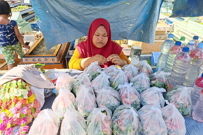 Ziarah Makam Jelang Puasa, Penjual Bunga di TPU Naga Swidak Kebagian Berkah