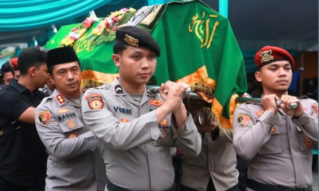 Kapolres Ogan Ilir Ikut Usung Keranda Jenazah Briptu (Anumerta) Faras yang Gugur dalam Tugas