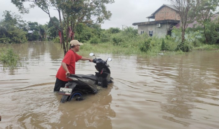 Dikepung Banjir Akibat Hujan Semalaman, Warga Perum Al Ghony Banyuasin Terancam Terisolir