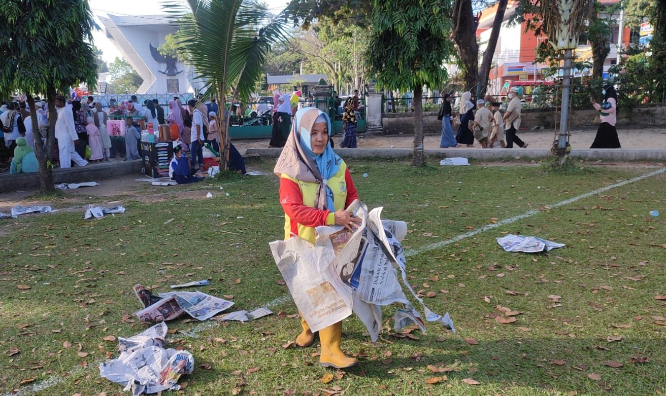 Belasan Petugas Kebersihan Bersihkan Sampah Bekas Jemaah Salat Ied