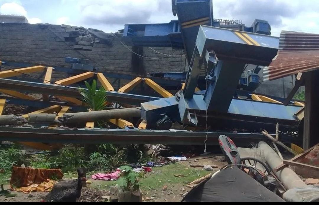 Kereta Api Babaranjang Tertimpa Crane Girder yang Ambruk Saat Melintas di Flyover Bantaian Muara Enim