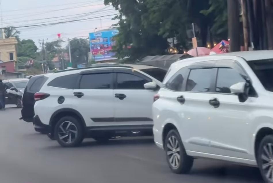 Siagakan Petugas Pasang Pembatas Jalan, Parkir Berlapis di Pasar Depan Kantor Wali Kota Palembang Ditindak 