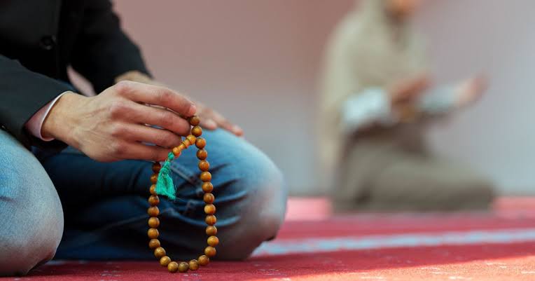 Amalan Dzikir di Bulan Rajab Sesuai Anjuran Rasulullah SAW, Pahalanya Seluas 7 Lapis Langit dan Bumi