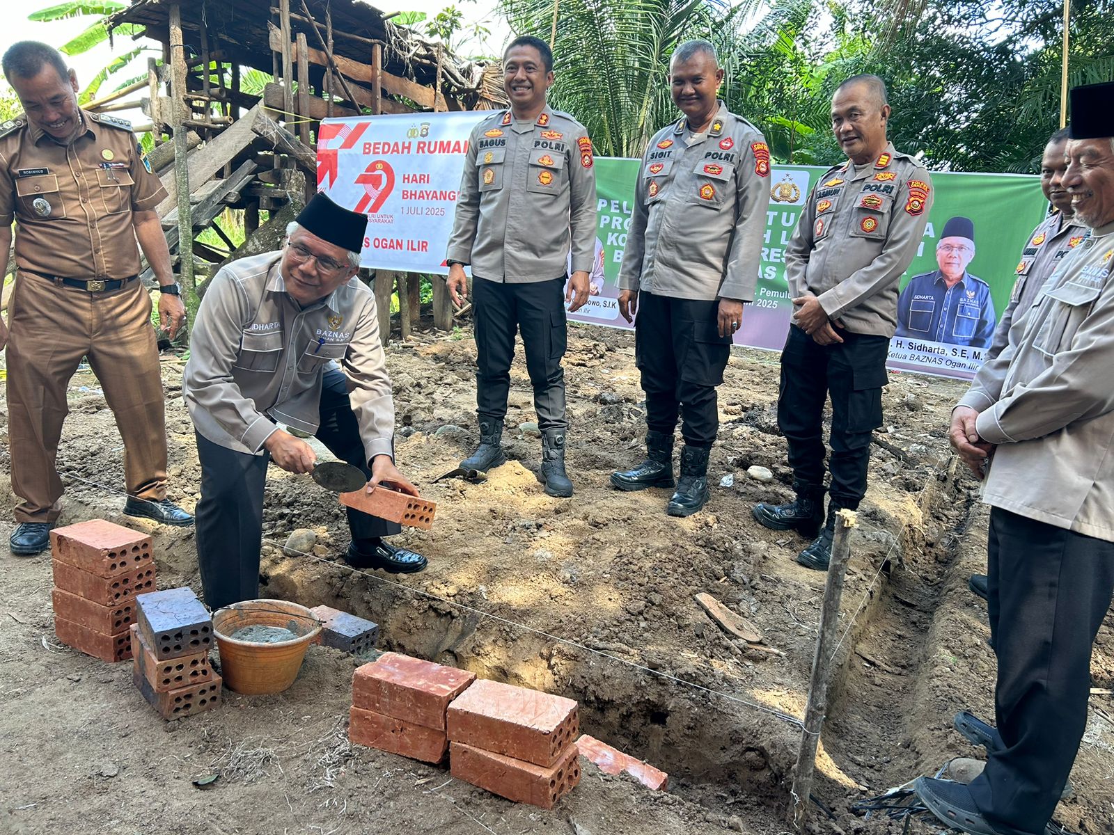 Polres Ogan Ilir dan Baznas Lakukan Peletakan Batu Pertama Rumah Layak Huni di Pemulutan Selatan
