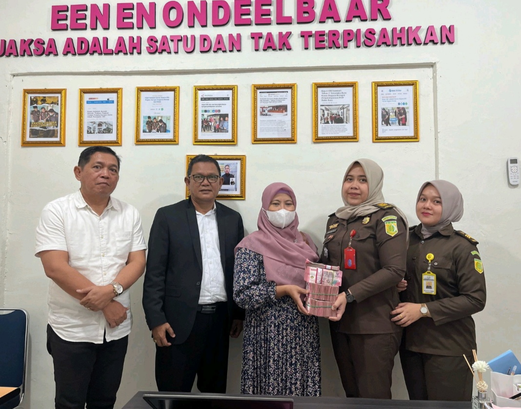 Diwakili Istri, Tersangka Kasus Panwaslu OKI Serahkan Uang Titipan Pengganti Kerugian Negara ke Kejari OKI
