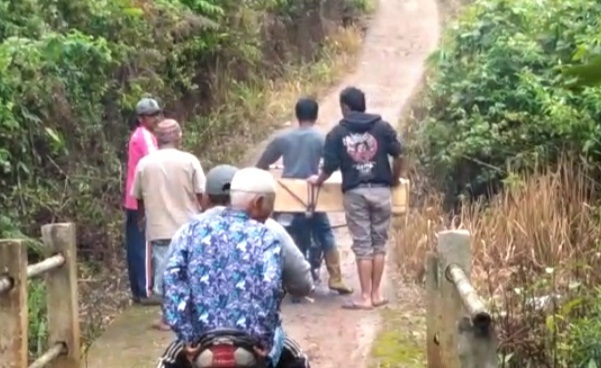 Bikin Merinding, Akses Jalan Ekstrem, Peti Jenazah Terpaksa Diangkut dengan Ojek