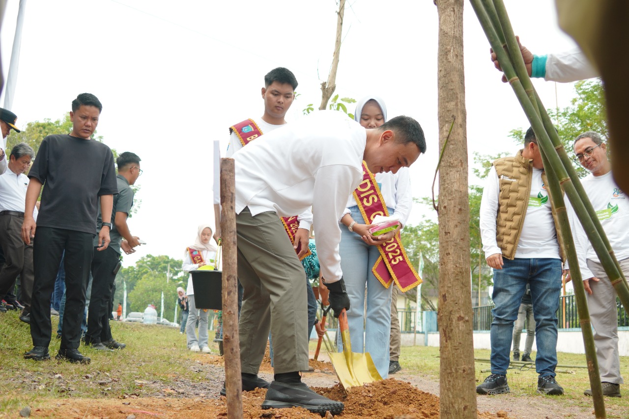 Semarak HUT ke-80 Kabupaten OKI, 300 Pohon Tabebuya Ditanam untuk Hijaukan Bumi Bende Seguguk