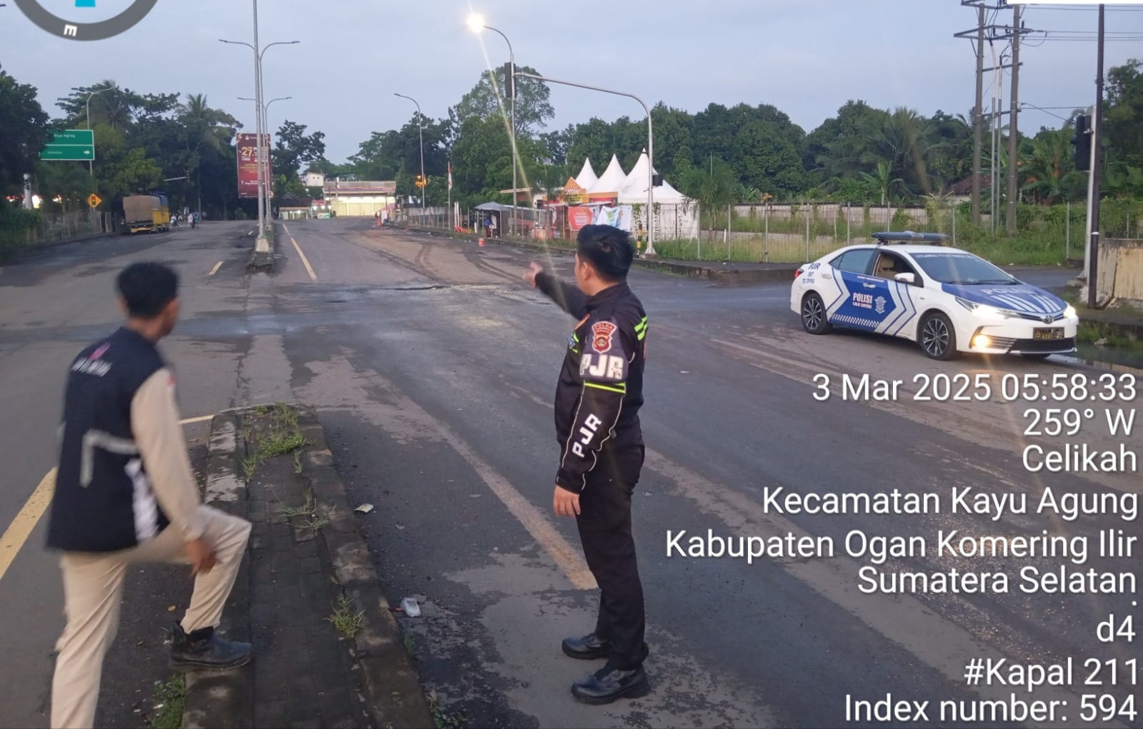 Petugas Patrol Sinergi Kepolisian Pengawasan di Areal Tol, Anak-anak Bermain di Simpang Celikah Kayuagung