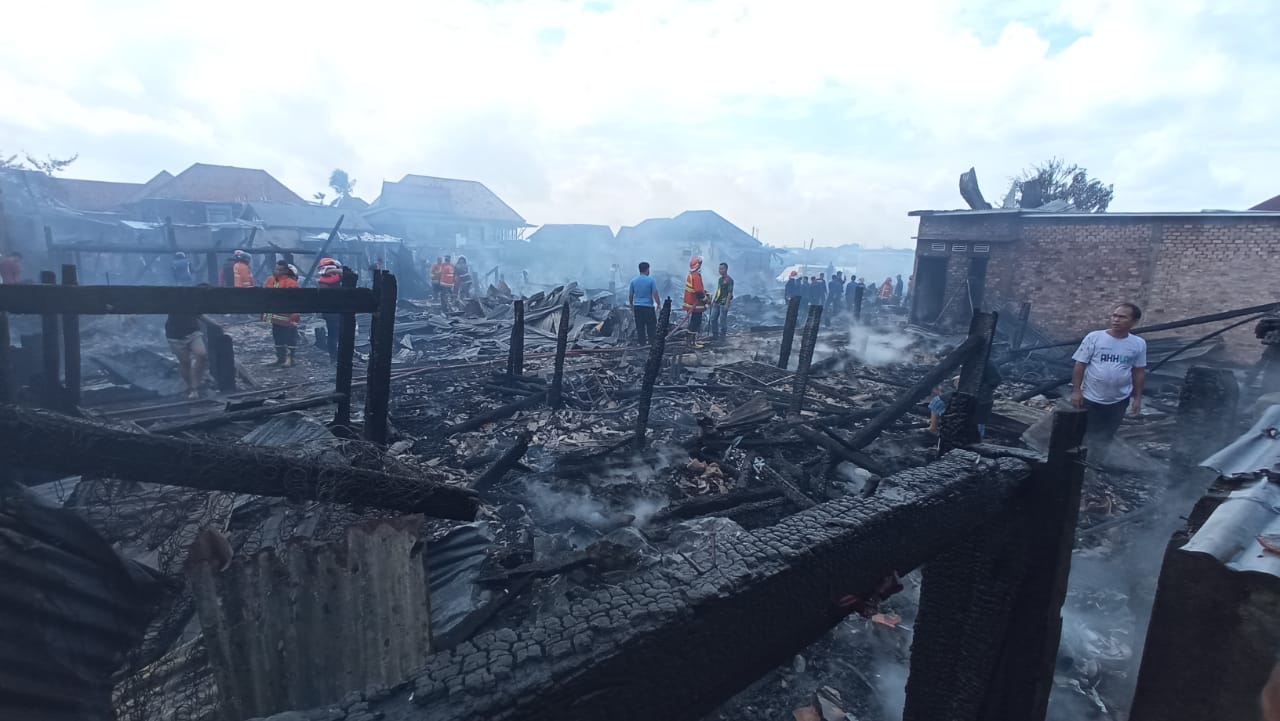 STB Penyebab 18 Rumah & Kontrakan 16 Pintu di Kawasan Pinggir Sungai Musi Terbakar, Labfor Olah TKP