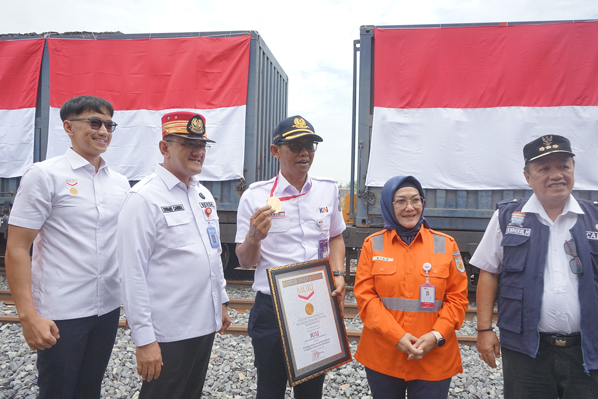 PT KAI Divre III Palembang Raih Rekor MURI, Pemasangan 264 Bendera Merah Putih di 33 Gerbong Kereta Batubara