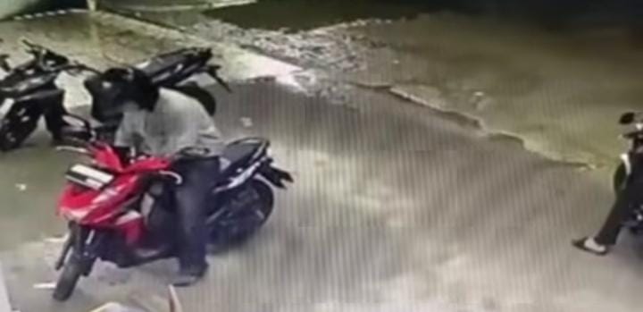 Awal Puasa Ramadan, Pelaku Curanmor di Palembang Sehari Gasak Motor di 3 TKP, Beraksi Depan Kamera CCTV 