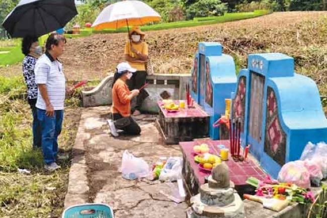 Jelang Puncak Ritual Ceng Beng 5 April, Warga Tionghoa Ramai Berkunjung ke Kuburan 