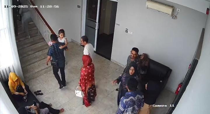 CCTV Hotel Airish Palembang Ungkap Fakta Sebenarnya Pengunjung Terjebak Saat Berada di Lift, Lanjut Kondangan 