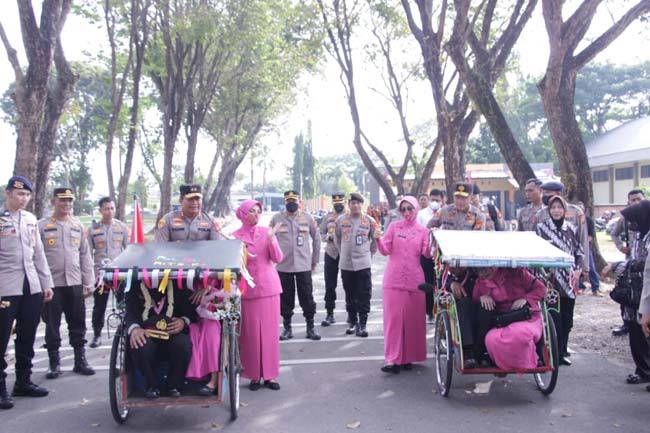 Diantar Pakai Becak, Irjen Toni Lepas Purnabakti Polri dan PNS Polda Sumsel