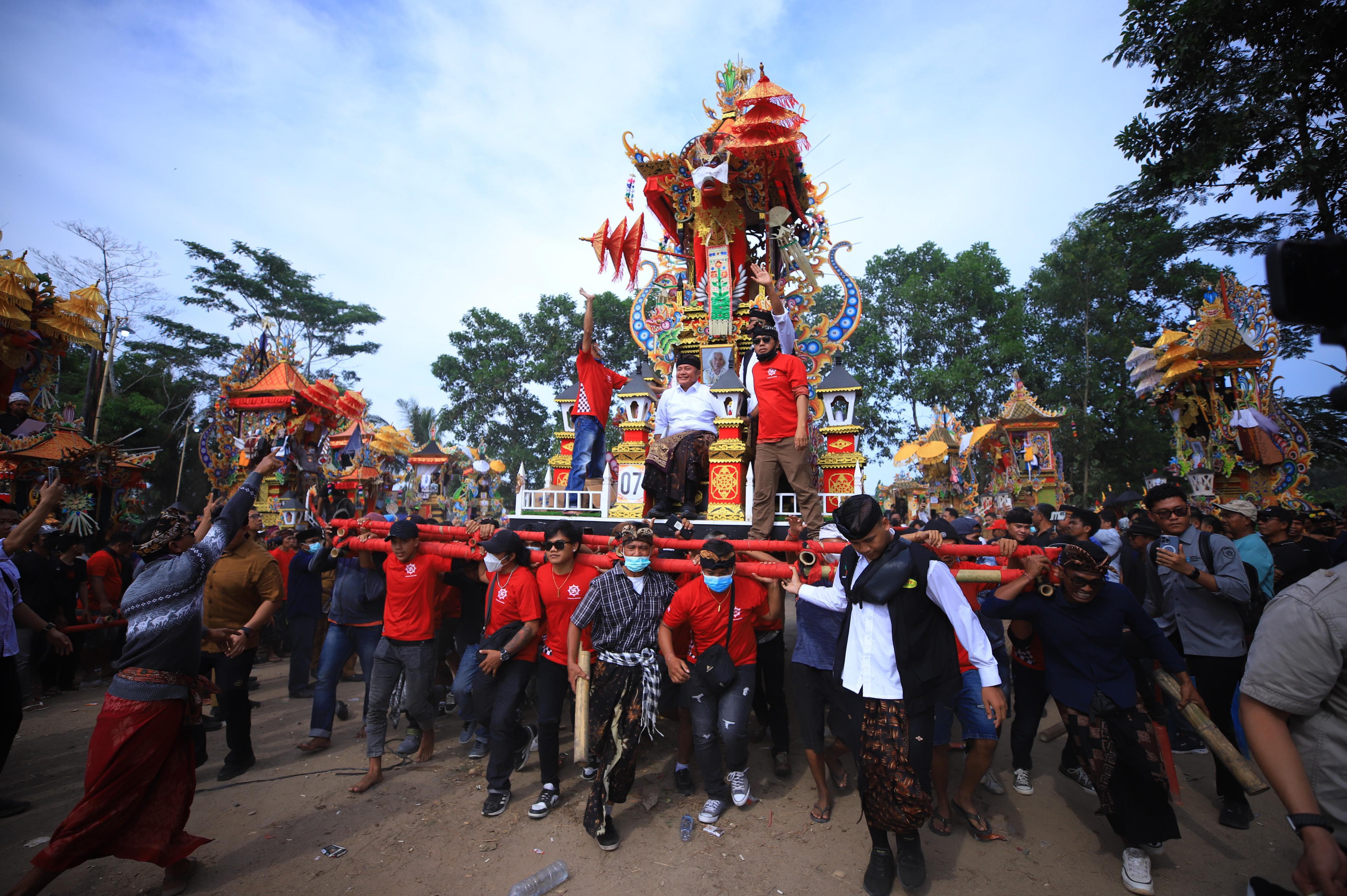 Herman Deru Serukan Pelestarian Budaya Sebagai Perekat Bangsa Hadiri Ngaben Massal di Lempuing OKI