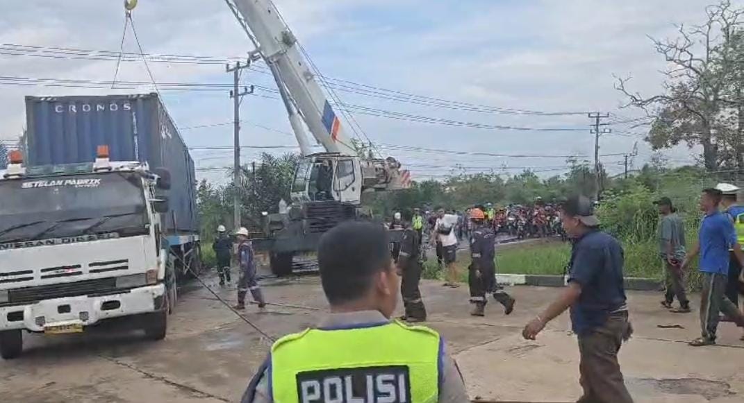 Evakuasi Truk Trailer yang Melintang di Jalur Palembang-TAA Berlangsung Dramatis, Sempat Jadi Tontonan Warga 