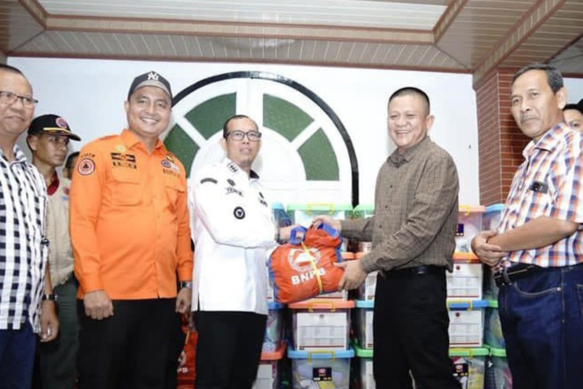 Bupati OKU Timur Salurkan Bantuan untuk Korban Banjir di OKU