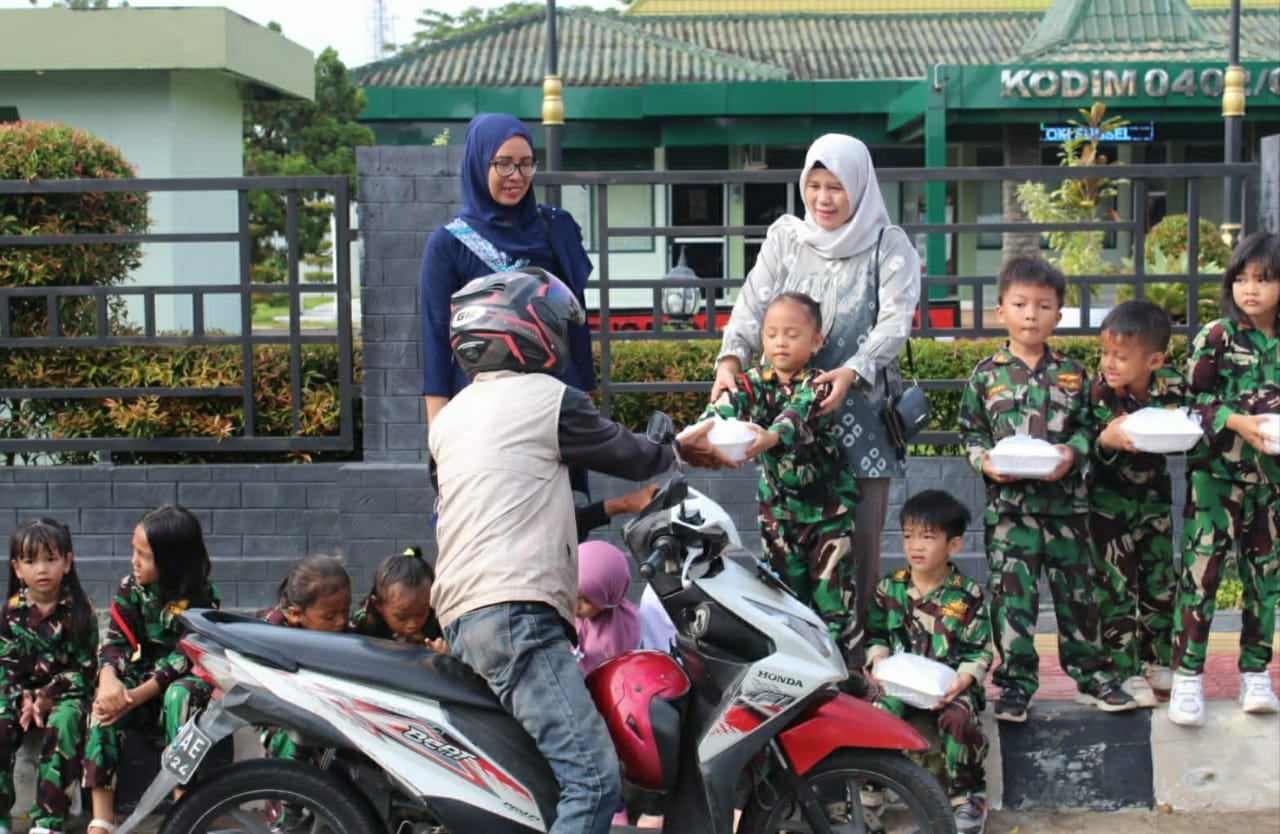 Persit OKI Bersama Anak-anak TK Kartika Bagikan Makanan ke Pengendara 