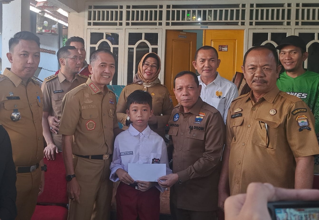 Sekda Palembang H Ratu Dewa Berikan Bantuan Kepada Korban Kebakaran di Kelurahan 36 Ilir 
