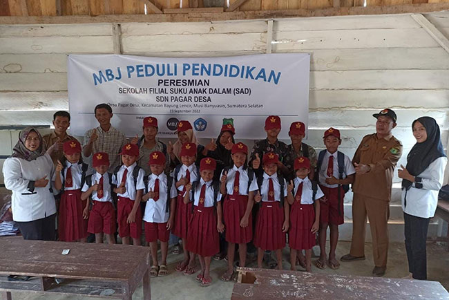Bagikan Seragam dan Tas, PT MBJ Resmikan Sekolah Filial Suku Anak Dalam Sungai Badak