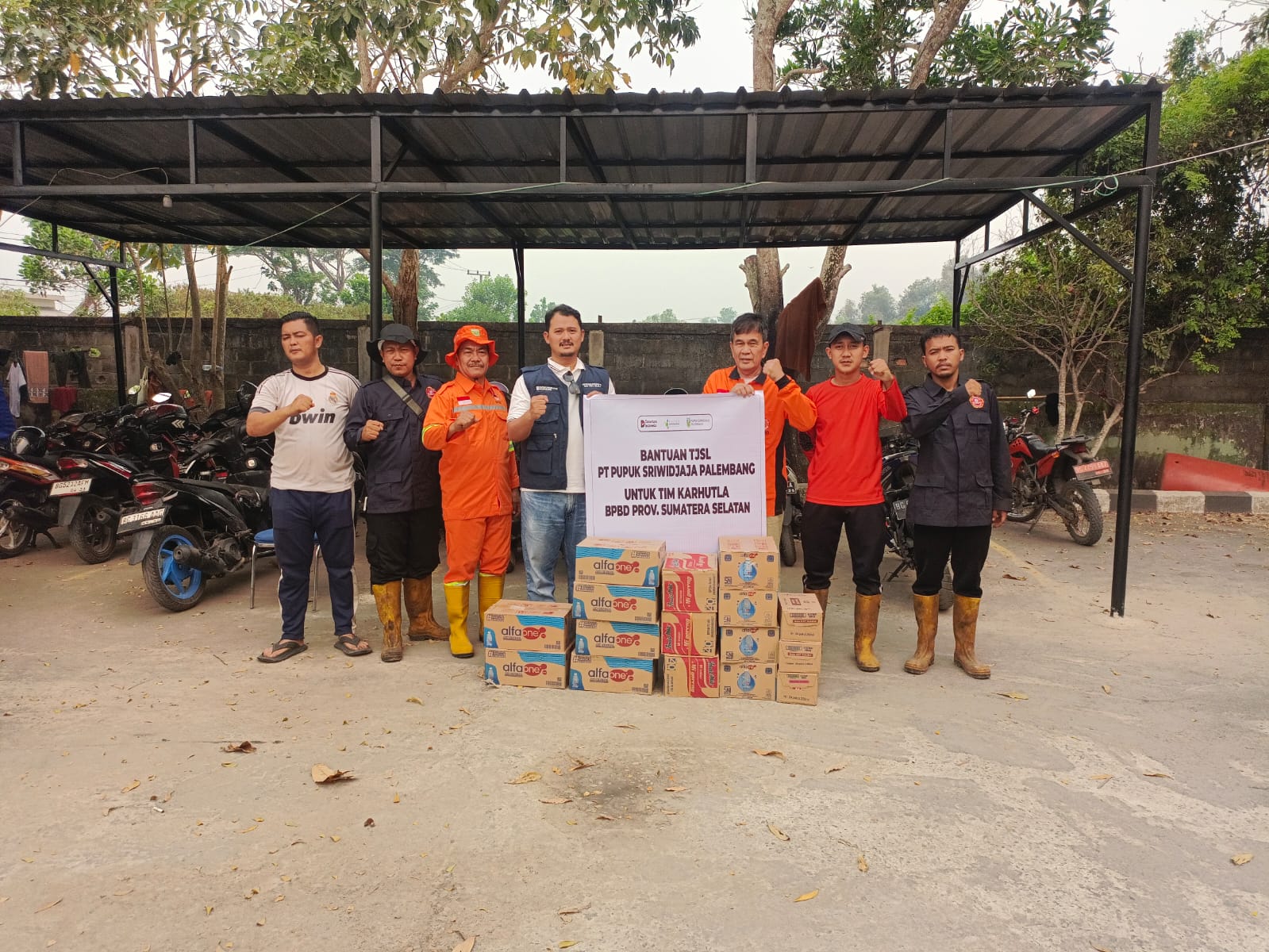 PT Pusri Kirim Logistik Langsung ke Tim Damkar Palembang 