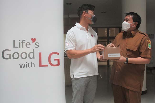 LG Dukung Nakes RSUD Kabupaten Karawang dengan Wearable Air Purifier