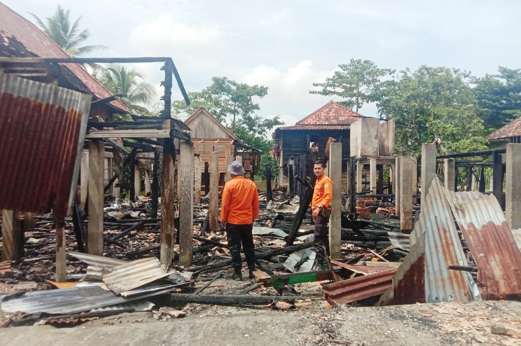 Gerak Cepat Pemkab Muba Serahkan Bantuan Logistik Kepada Korban Kebakaran di Petaling