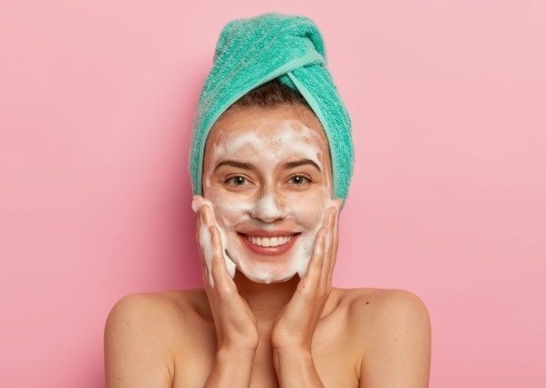 Kulit Sensitif, Don't Worry! Coba 5 Rekomendasi Facial Wash Ringan dan Aman Di Wajah