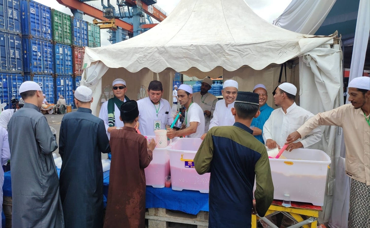 10.000 Bungkus Roti dan 10.000 Cup Air Mineral Habis Pada Puncak Acara Ziarah Kubra Ulama - Auliya Palembang 