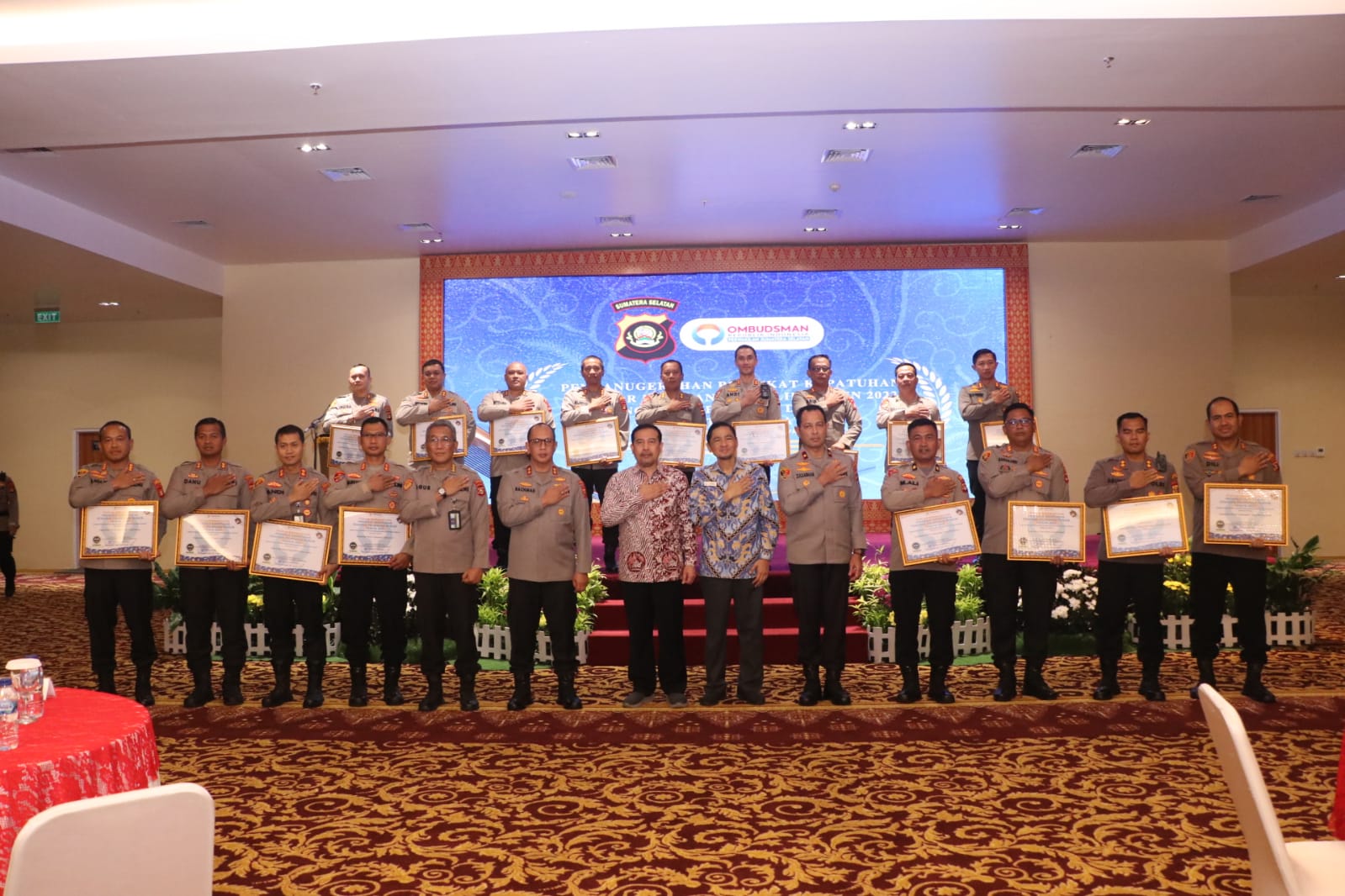17 Polres Jajaran Polda Sumatera Selatan Terima Penganugerahan Predikat Kepatuhan Standar Pelayanan Publik 