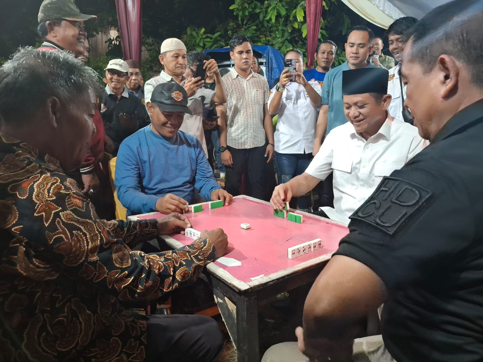 Keakraban Enos dengan Masyarakat Tanjung Kemala Lewat Lomba Gaple