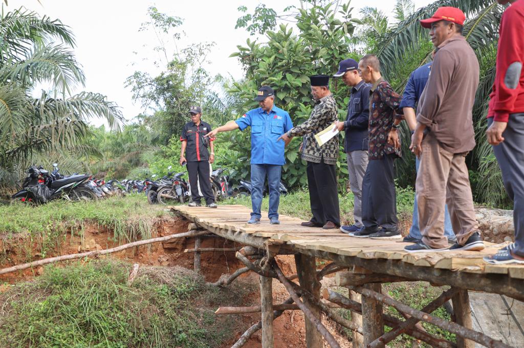 Pj Bupati Apriyadi Gercep Tinjau Jembatan Ambruk Akibat Longsor