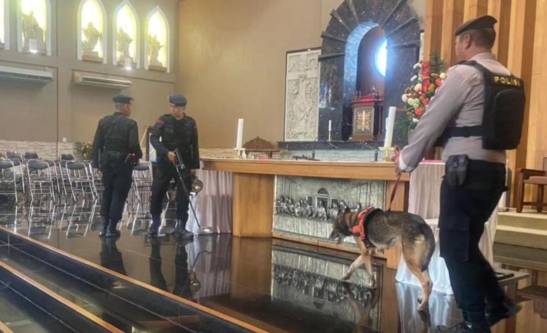 Jelang Misa Natal, Jibom Gegana Brimob dan Unit K-9 Polda Sumsel Sterilkan Gereja di Palembang