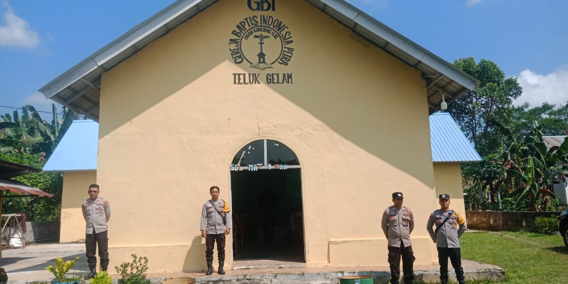 Puluhan Personel Polsek Teluk Gelam Lakukan Pengamanan di 3 Lokasi Gereja Peringatan Kenaikan Isa Al-Masih