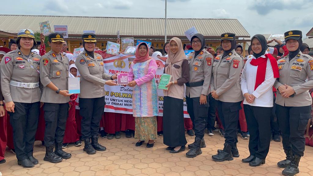 Bintara-Perwira Polwan Polda Sumsel ‘Serbu’ Desa Banyu Urip Tanjung Lago Banyuasin