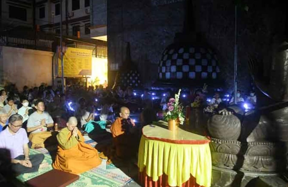 Hari Trisuci Waisak, Ratusan Umat Lakukan Meditasi dan Renungan di Bawah Pohon Bodhi Vihara Dharmakirti Palemb