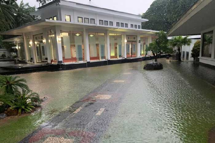 Paspampres Hampir Kecolongan, Perempuan Bersenpi Terobos Istana