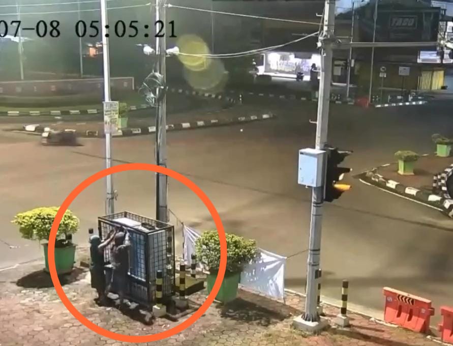 Ternyata Ini yang Dicuri 2 Pria di Simpang Underpass Patal Usai Tertangkap CCTV Command Center Polda Sumsel