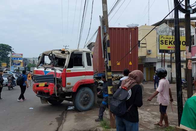 Diduga Rem Blong, Kontainer Tabrak Mobil hingga Gerobak Pedagang 
