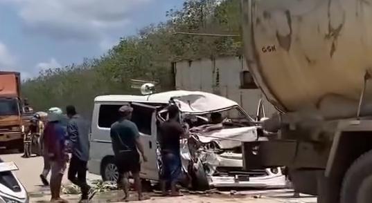 Hendak Dahului Kendaraan, Luxio Tabrak Truk Fus