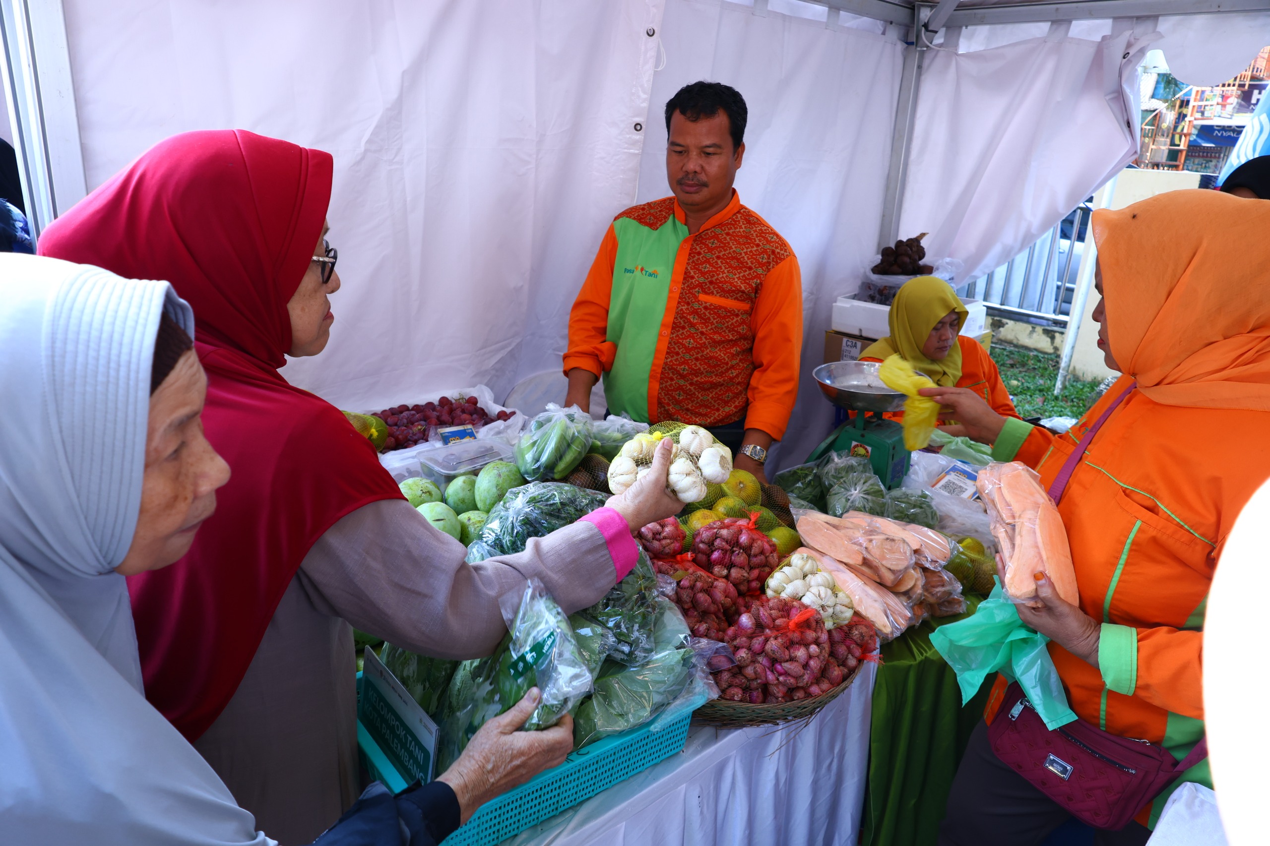 Pasar Murah Digelar Pemkot Palembang, ASN dan Warga Serbu Sembako