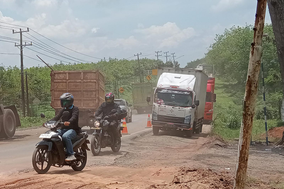 Akses Jalan Lintas Timur Palembang-Betung Mulai Terurai Setelah Truk Trailer Dievakuasi