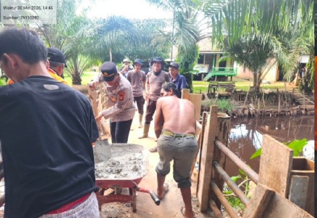 Sambut Bhayangkara ke-80, Polres OKI Turunkan Personel dan Brimob Polda Sumsel Perbaiki Jembatan