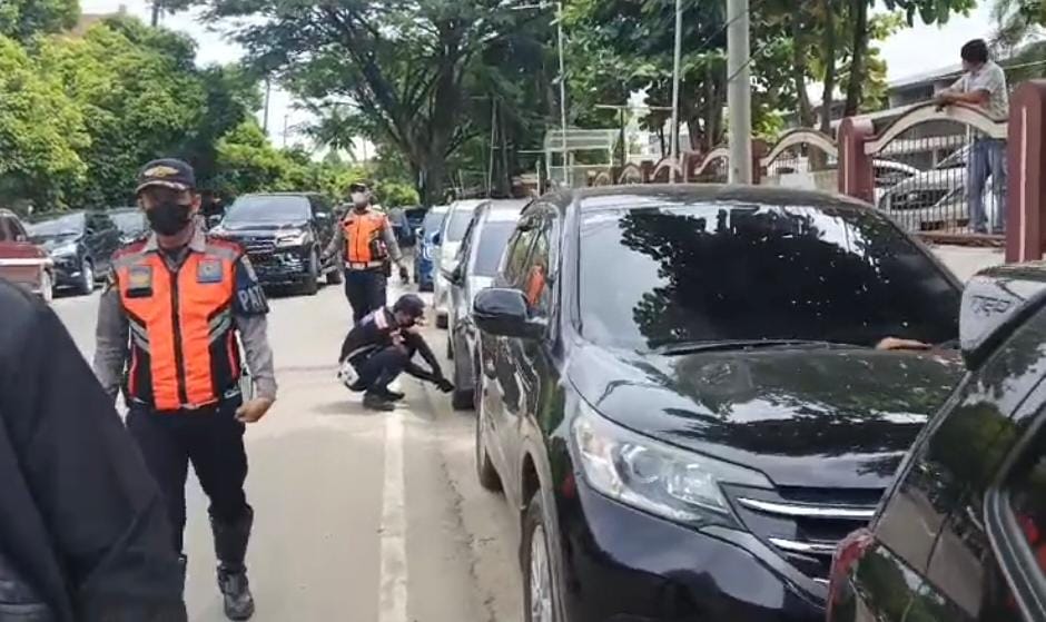 Terus Ngeyel, Dishub Palembang Tindak Tegas Puluhan Mobil yang Parkir di Jalan Madang Samping RSMH 