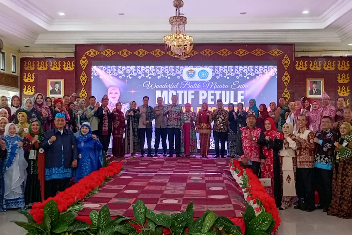 Fashion Show Batik Petule Meriahkan Peringatan Hari Ibu