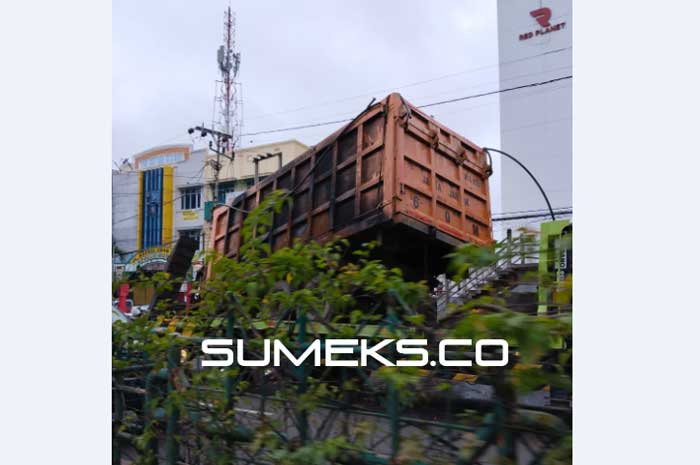 Trailer Angkut Dumptruk Mogok, Jl Sudirman Palembang Macet Panjang