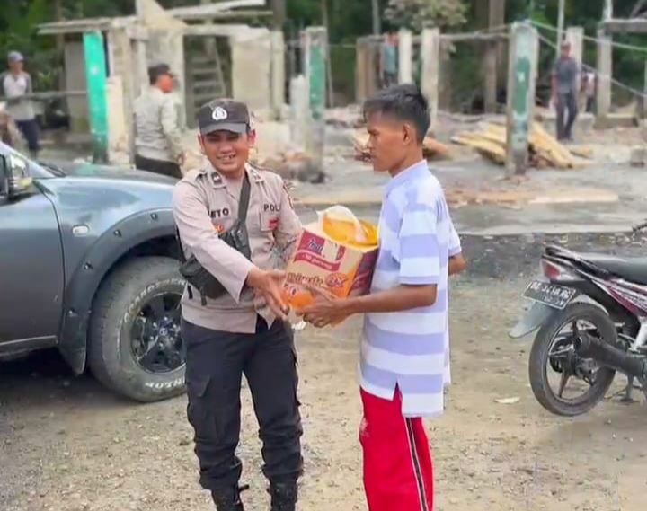 Korban Musibah Kebakaran di Desa Pulau Gemantung Ilir OKI Diberikan Bantuan 