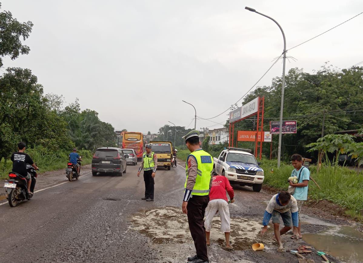 Potensi Sebabkan Kecelakaan di Jalintim Palembang-Betung, Anggota Satlantas Banyuasin Timbun Jalan