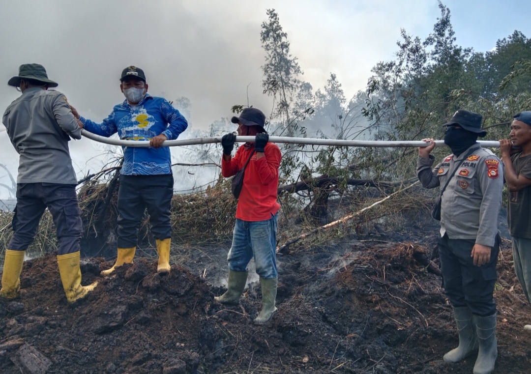 Titik Api Tinggi di OKI, Polres OKI dan Warga Berjibaku Padamkan Karhutla